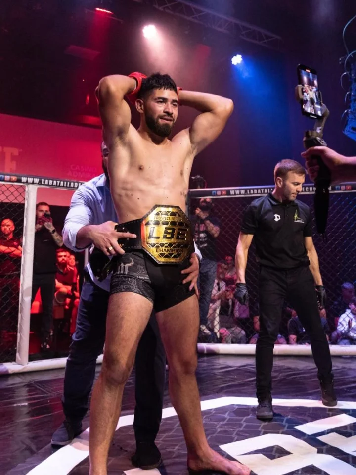 Emerson Écija with the LBE belt